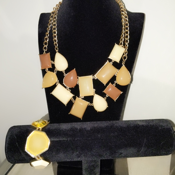 Cream Brown Statement Necklace and Bracelet set - Picture 12 of 12